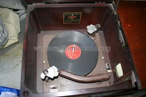 1946年,三款通用电气公司制造的收音机产品广告